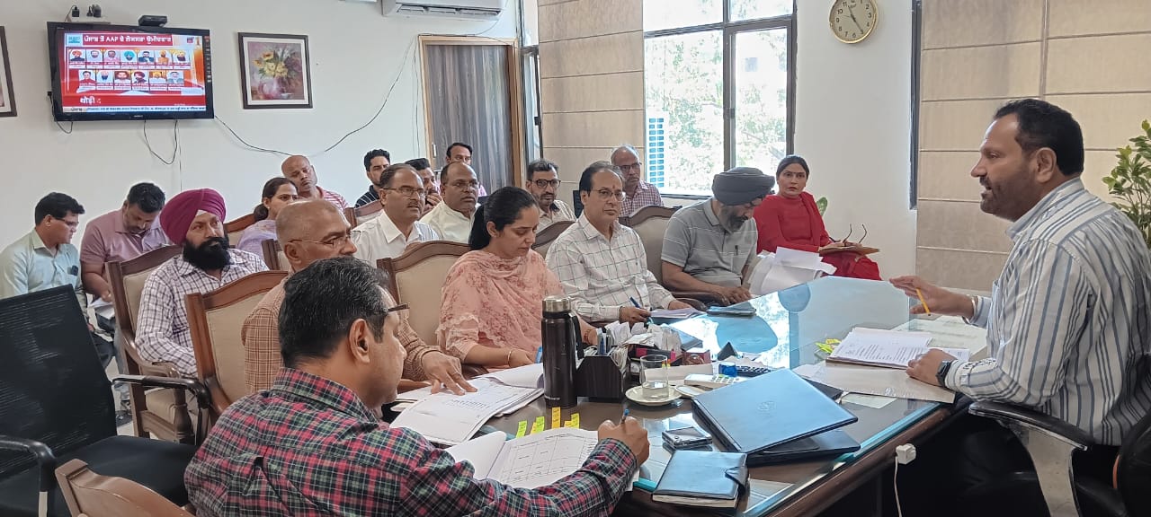 अतिरिक्त उपायुक्त ने अधिकारियों को 30 अप्रैल 2024 तक सभी मामलों में पेडिंग जमा/हस्तांतरण एवं निशानदेही का निपटारा करने का निर्देश दिया।